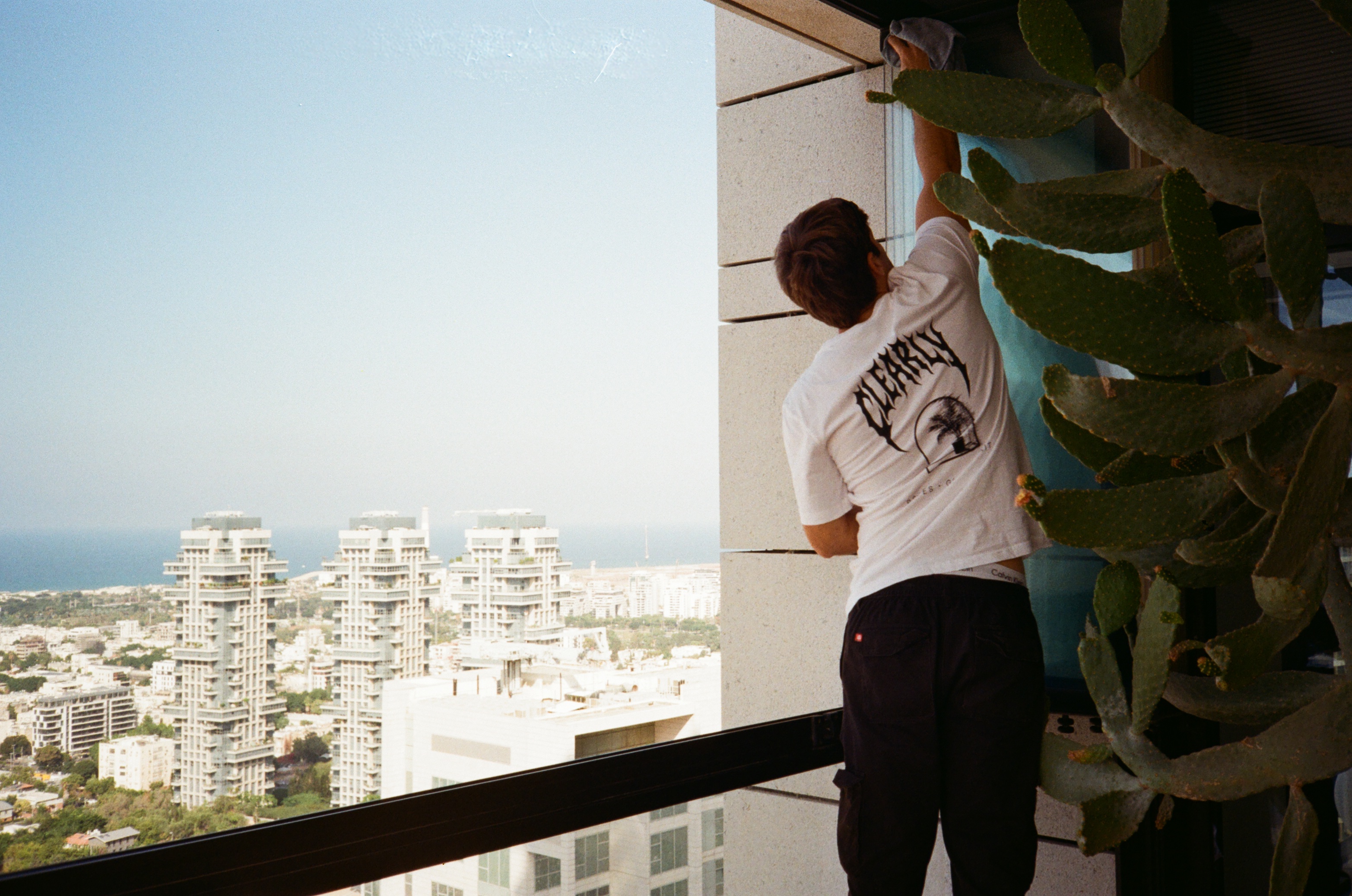 עובד Clearly ניקוי חלונות עם נוף לים